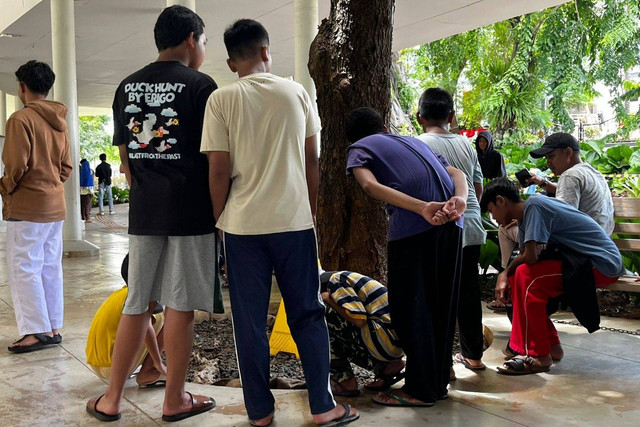 Warga yang mencari "Koin Jagat" di Tebet Eco Park, Jakarta Selatan, Minggu (12/1/2025).
 Foto: Rayyan Farhansyah/kumparan