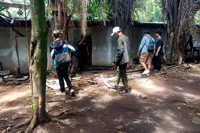 Sejumlah fasilitas rusak imbas warga yang mencari "Koin Jagat" di Taman Tegallega, Bandung, Minggu (12/1/2025). Foto: Robby Bouceu/kumparan