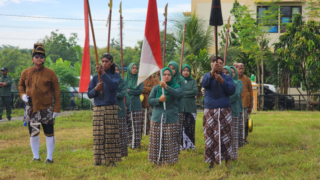 Pasukan pembawa bendera merah putih dan pusaka Kalurahan Tuksono di upacara Peringatan Hari Jadi Tuksono ke-78, Jumat (10/1) (dok: pribadi).