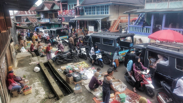 Aktivitas pasar tradisional yang digelar setiap jumat di Desa Palak Tanah, Semende Darat Tengah, Kabuapaten Muara Enim, Sumsel, Minggu (12/1) Foto: ary priyanto/urban id