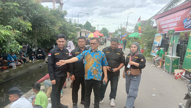 Zulfydar Zaidar saat menemui warga yang sedang mengikuti lomba mancing di Gang Pemangkat. Foto: Dok. Istimewa