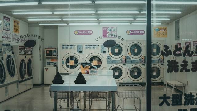 Laundry koin Malang. Foto hanya ilustrasi, bukan tempat sebenarnya. Sumber: Unsplash/Ian Valerio