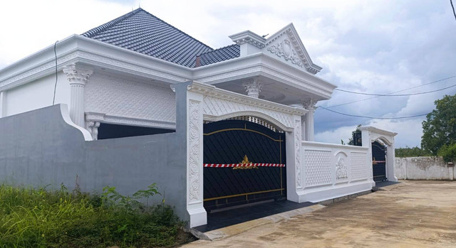 Rumah mewah Kadisnakertrans Sumsel di Tanjung Barangan yang disegel Kejari. (foto: Urban Id)