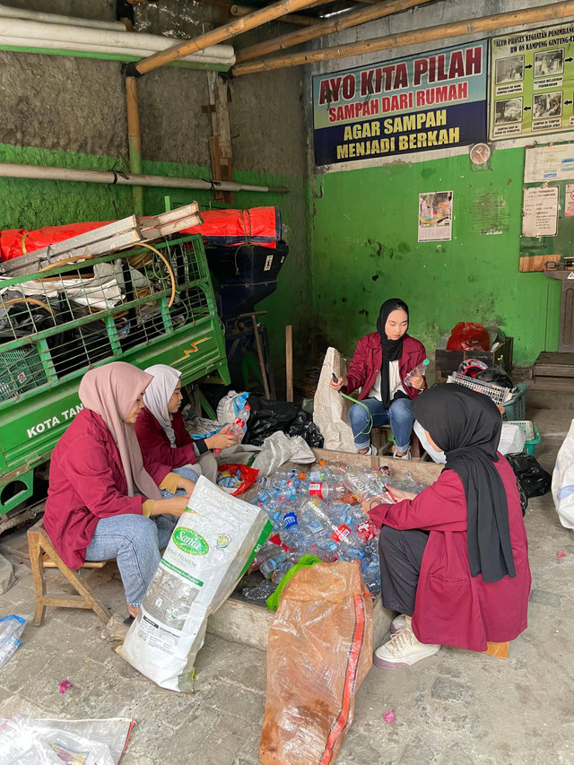 Pemisahan Jenis Sampah oleh Mahasiswa KKN Kelompok 30