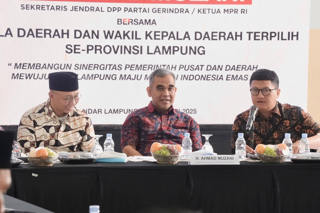 Sekjen Partai Gerindra Ahmad Muzani bertemu dengan kepala dan wakil kepala daerah terpilih se-Provinsi Lampung yang diusung Gerindra pada Minggu (12/1/2025). Foto: Gerindra