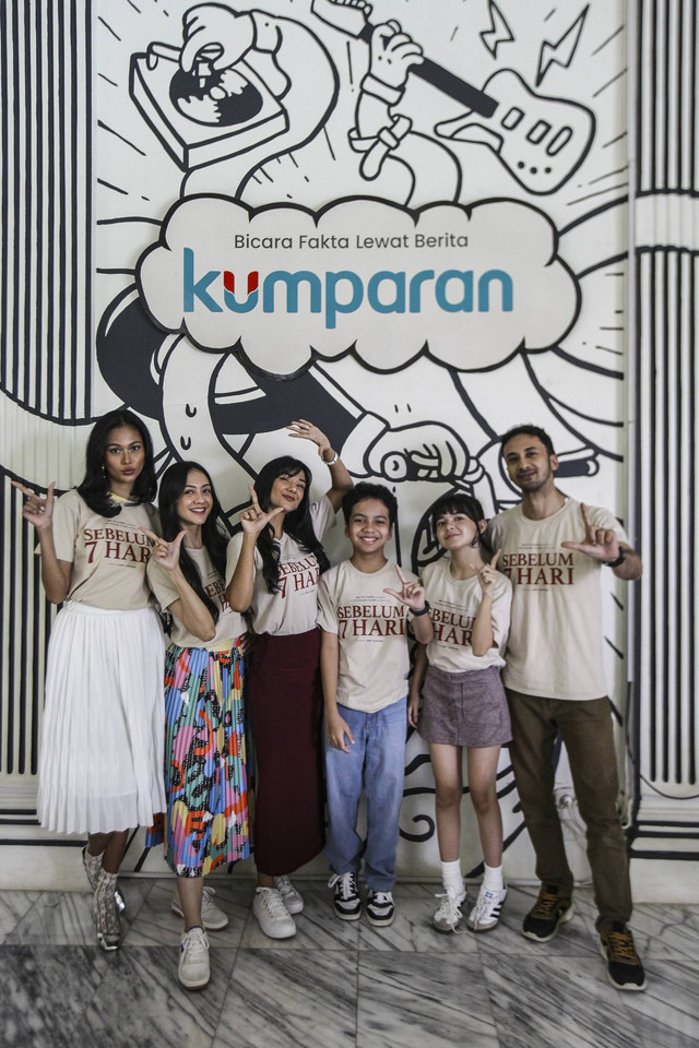 Sejumlah pemeran film Sebelum 7 Hari berpose saat kunjungan ke kumparan di Pasar Minggu, Jakarta, Jumat (10/1/2025). Foto: Darryl Ramadhan/kumparan