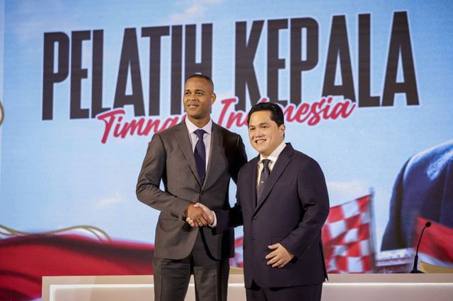 Kepala Pelatih Timnas Indonesia, Patrick Kluivert bersalaman dengan Erick Thohir pada konferensi pers di Hotel Mulia, Jakarta, pada Minggu (12/01/2025). Foto: Jamal Ramadhan/kumparan