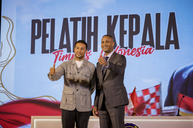 Kepala Pelatih Timnas Indonesia, Patrick Kluivert bersama Denny Landzaat pada konferensi pers di Hotel Mulia, Jakarta, pada Minggu (12/01/2025). Foto: Jamal Ramadhan/kumparan