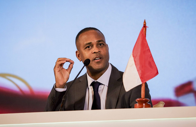 Kepala Pelatih Timnas Indonesia, Patrick Kluivert berbicara kepada wartawan pada konferensi pers di Hotel Mulia, Jakarta, pada Minggu (12/01/2025). Foto: Jamal Ramadhan/kumparan