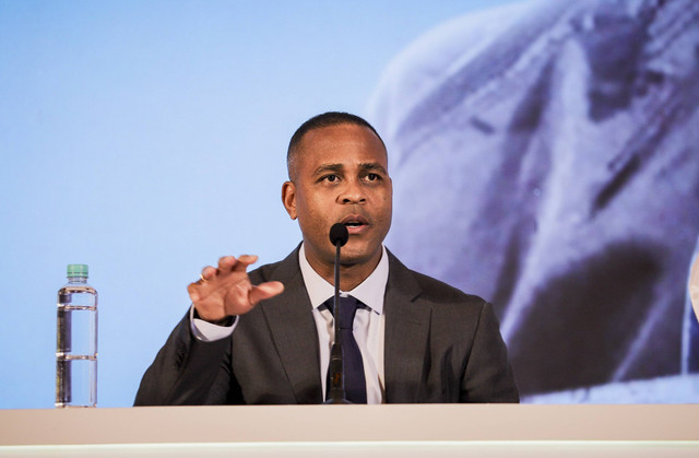 Kepala Pelatih Timnas Indonesia, Patrick Kluivert berbicara kepada wartawan pada konferensi pers di Hotel Mulia, Jakarta, pada Minggu (12/01/2025). Foto: Jamal Ramadhan/kumparan