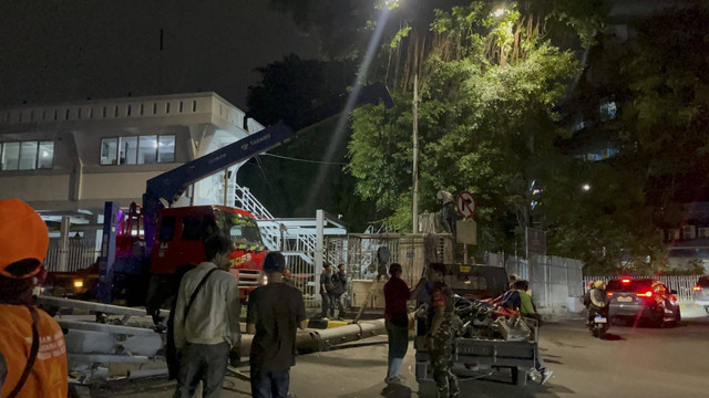 Alat Berat Crane mulai mengevakuasi tiang BTS  yang roboh di Mangga Besar, Jakarta. Foto: Rayyan Farhansyah/kumparan