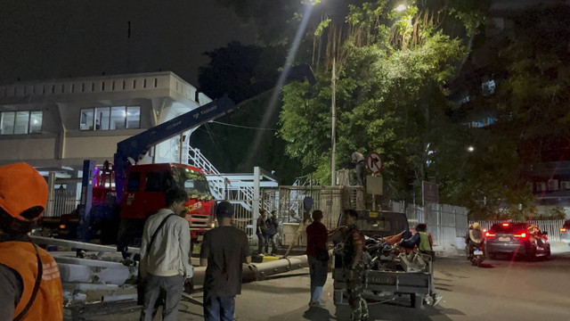 Alat Berat Crane mulai mengevakuasi tiang BTS  yang roboh di Mangga Besar, Jakarta. Foto: Rayyan Farhansyah/kumparan