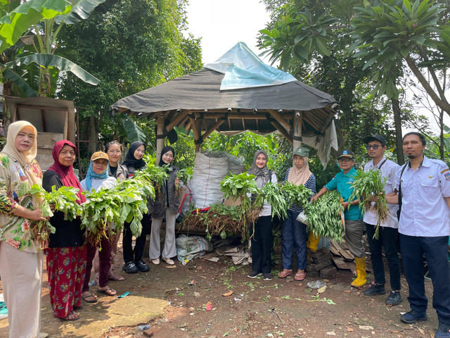 Foto bersama setelah memanen sayur bersama ibu ibu KWT (Kelompok Wanita Tani) 