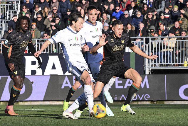 Pemain Inter Milan Matteo Darmian beraksi dengan pemain Venezia Jay Idzes pada pertandingan Liga Italia antara Venezia vs Inter Milan di Stadio Pier Luigi Penzo, Venesia, Italia, Minggu (12/1/2025). Foto: Alberto Lingria/REUTERS