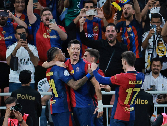 Selebrasi gol Lamine Yamal saat laga Barcelona vs Real Madrid dalam final Piala Super Spanyol di King Abdullah Sports City, Jeddah, Arab Saudi, pada Senin (13/1/2025) dini hari WIB. Foto: REUTERS/Stringer