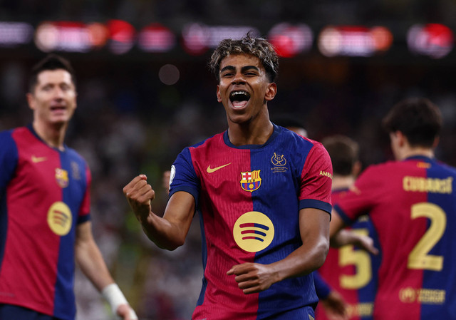 Selebrasi gol Lamine Yamal saat laga Barcelona vs Real Madrid dalam final Piala Super Spanyol di King Abdullah Sports City, Jeddah, Arab Saudi, pada Senin (13/1/2025) dini hari WIB. Foto: REUTERS/Pedro Nunes