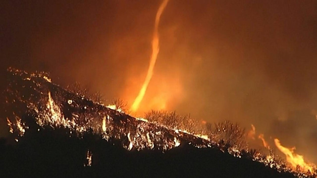 Penampakan seperti tornado api kecil terlihat saat kebakaran hutan di Lembah San Fernando di California, Amerika Serikat, Jumat (10/1/2025). Foto: Dok. AP