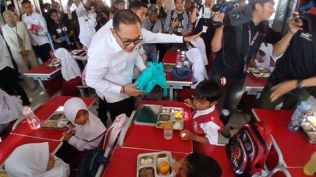 Wakil Menteri Investasi dan Hilirisasi/Wakil Kepala BKPM, Todotua Pasaribu meninjau pelaksanaan Makan Bergizi Gratis (MBG) di SDN Lengkong Gudang, Kecamatan Serpong, Kota Tangerang Selatan, Senin (13/1/2025). Foto: kumparan