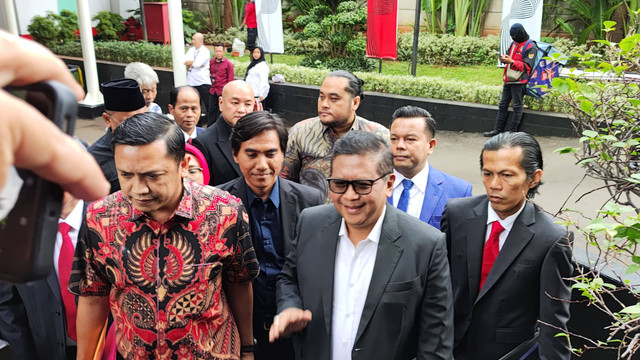 Sekjen PDIP Hasto Kristiyanto tiba untuk menjalani pemeriksaan di Gedung Merah Putih KPK, Jakarta Selatan, Senin (13/1/2025). Foto: Jonathan Devin/kumparan