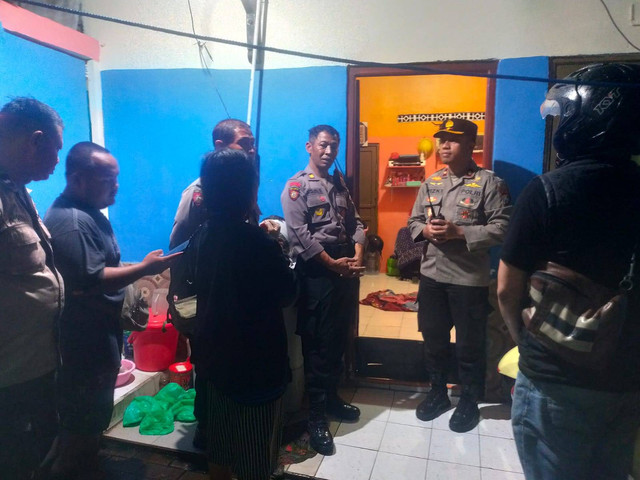 Polisi saat mendatangi lokasi penusukan di  Jalan Kampung Malang V, Kecamatan Tegalsari, Kota Surabaya dok. Polsek Tegalsari