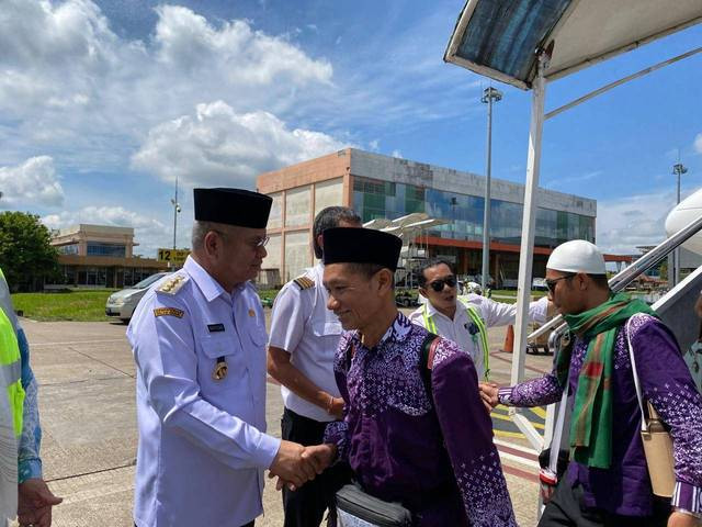 Pj Gubernur Kalbar, Harisson saat menyambut kedatangan jemaah haji Kalbar 2024. Foto: Yulia Ramadhiyanti/Hi!Pontianak