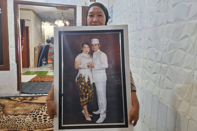 Keluarga menunjukkan foto aktor laga Sandy Permana yang meninggal dunia pada Minggu (12/1/2025). Foto: kumparan