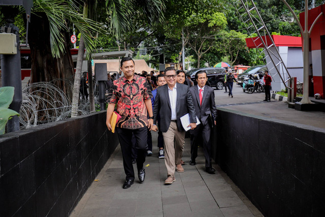 Sekretaris Jenderal Partai Demokrasi Indonesia Perjuangan (PDIP) Hasto Kristiyanto tiba untuk menjalani pemeriksaan di Gedung Merah Putih KPK, Jakarta, Senin (13/1/2025).
 Foto: Jamal Ramadhan/kumparan