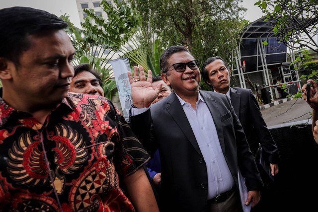 Sekretaris Jenderal Partai Demokrasi Indonesia Perjuangan (PDIP) Hasto Kristiyanto tiba untuk menjalani pemeriksaan di Gedung Merah Putih KPK, Jakarta, Senin (13/1/2025).
 Foto: Jamal Ramadhan/kumparan