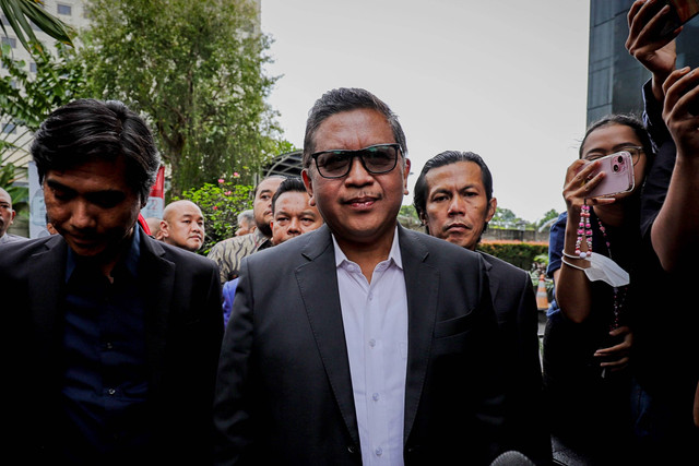 Sekretaris Jenderal Partai Demokrasi Indonesia Perjuangan (PDIP) Hasto Kristiyanto tiba untuk menjalani pemeriksaan di Gedung Merah Putih KPK, Jakarta, Senin (13/1/2025).
 Foto: Jamal Ramadhan/kumparan