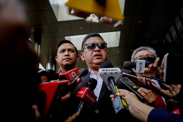 Sekretaris Jenderal Partai Demokrasi Indonesia Perjuangan (PDIP) Hasto Kristiyanto tiba untuk menjalani pemeriksaan di Gedung Merah Putih KPK, Jakarta, Senin (13/1/2025).
 Foto: Jamal Ramadhan/kumparan