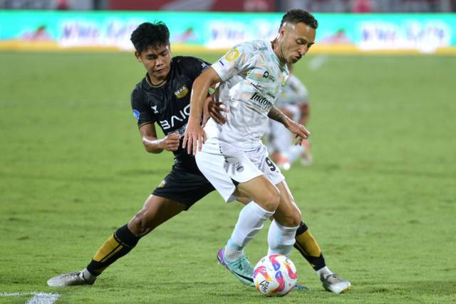 Pemain Dewa United Ferian Rizki Maulana berebut bola dengan pemain Persib Bandung Mailson Lima Duarte Lopes pada pertandingan Liga 1 di Stadion Kapten I Wayan Dipta Gianyar, Bali, Senin (19/8/2024). Foto: Fikri Yusuf/ANTARA FOTO