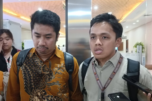 Peneliti ICW Tibiko Zabar dan Direktur LBH Jakarta Fadhil Fathan usai melaporkan upaya doxing terhadap salah satu peneliti ICW di Bareskrim Polri, Jakarta, Senin (13/01/2025). Foto: Fadhil Pramudya/kumparan