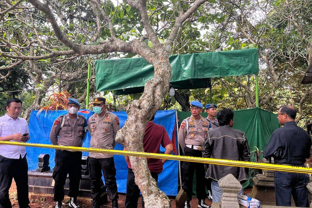 Polda Jawa Tengah melakukan proses ekshumasi terhadap jasad Darso (43) warga Kota Semarang yang tewas diduga dikeroyok polisi, Senin (13/1/2025). Foto: Intan Alliva Khansa/kumparan