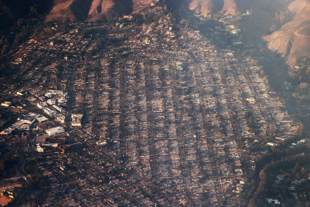 Foto udara memperlihatkan rumah-rumah yang hancur akibat kebakaran hutan di di kawasan Pacific Palisades, Los Angeles, California, Jumat (10/1/2025). Foto: DAVID SWANSON / AFP