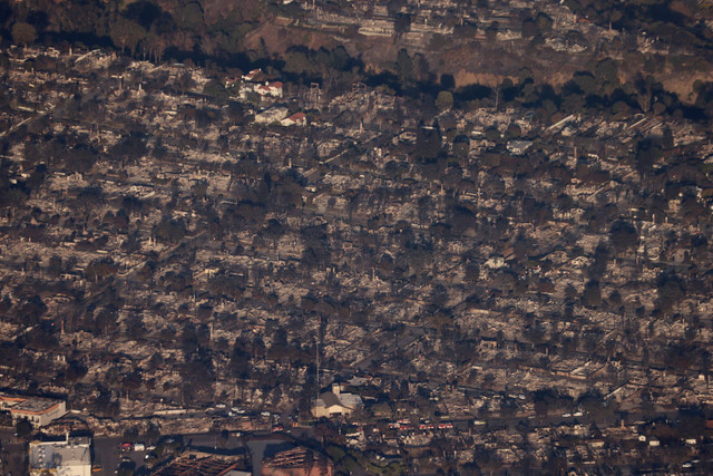 Foto udara memperlihatkan rumah-rumah yang hancur akibat kebakaran hutan di di kawasan Pacific Palisades, Los Angeles, California, Jumat (10/1/2025). Foto: DAVID SWANSON / AFP