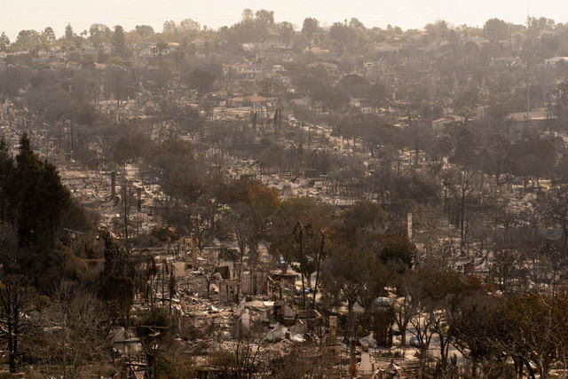 Foto udara memperlihatkan rumah-rumah yang hancur akibat kebakaran hutan di di kawasan Pacific Palisades, Los Angeles, California, Sabtu (10/1/2025). Foto: David Ryder/REUTERS