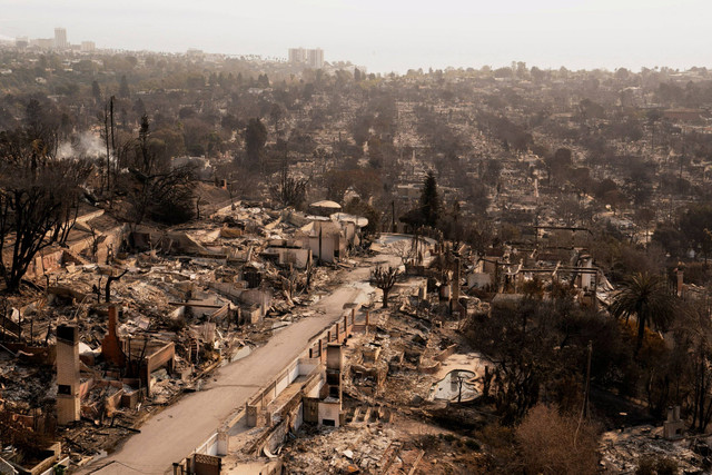 Foto udara memperlihatkan rumah-rumah yang hancur akibat kebakaran hutan di di kawasan Pacific Palisades, Los Angeles, California, Sabtu (10/1/2025). Foto: David Ryder/REUTERS