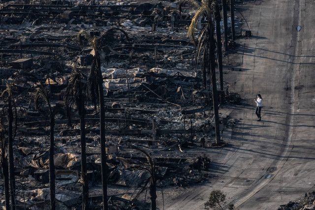 Foto udara memperlihatkan rumah-rumah yang hancur akibat kebakaran hutan di di kawasan Pacific Palisades, Los Angeles, California, Sabtu (10/1/2025). Foto: Carlos Barria/REUTERS