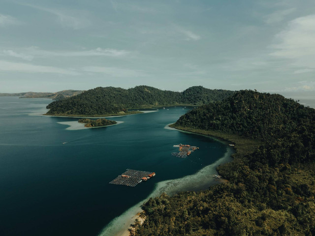 Puncak Mandeh. Foto pemandangan Kawasan Mandeh dari ketinggian. Sumber: Unsplash/Ahmad Hidayat