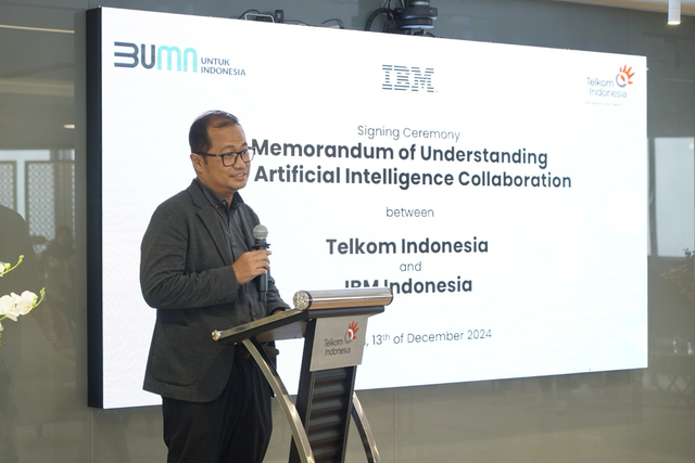 Direktur Strategic Portfolio Telkom Budi Setyawan Wijaya saat memberikan sambutan pada acara penandatangan Memorandum of Understanding (MoU) antara PT Telkom Indonesia (Persero) Tbk (Telkom) dan PT IBM Indonesia (IBM) di Telkom Landmark Tower (TLT), Jakarta. Foto: Dok. Telkom