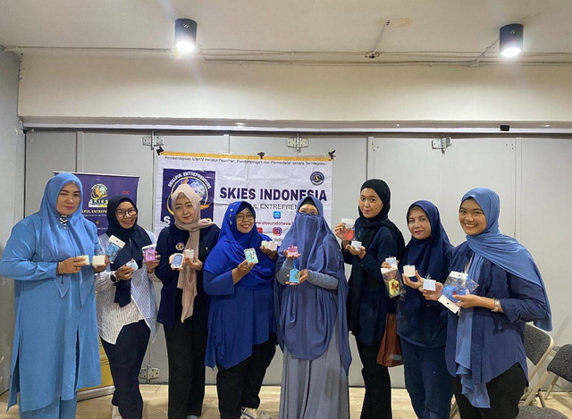 SKIES Gelar Pelatihan Pembuatan Wax Sachet dan Lilin Aromaterapi