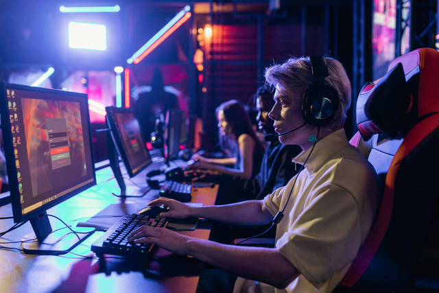 Ilustrasi gamer menggunakan kursi gaming 2 jutaan. Foto: Pexels