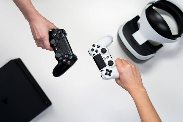 Joystick adalah alat masukan komputer yang dapat digerakkan ke segala arah. Foto: Pexels.com