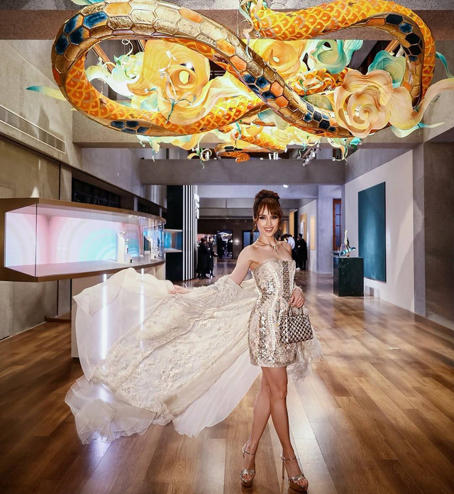 Gaya Cinta Laura di Bvlgari Infinity Serpents Exhibition di Shanghai, China. Foto: Instagram @claurakiehl