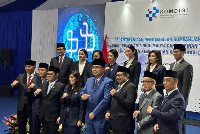 Menteri Komdigi Meutya Hafid bersama dengan struktur barunya di lingkungan Kementerian Komdigi pada Senin (13/1/2025). Foto: Abid Raihan/kumparan