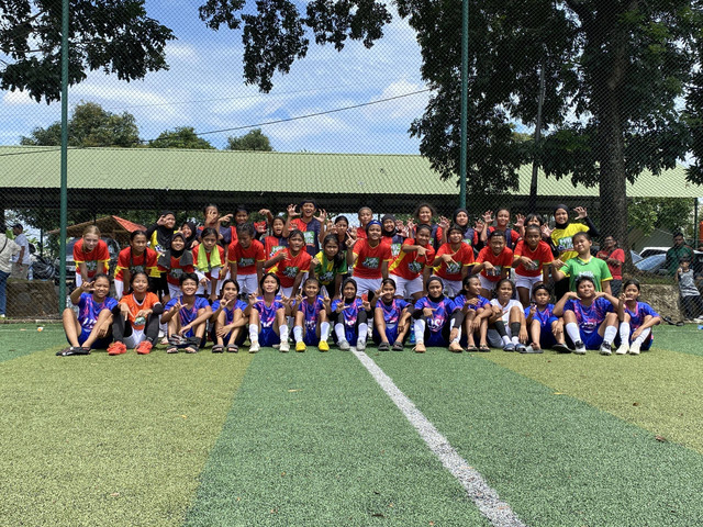 Tim All-Stars MilkLife Soccer Challenge Jakarta, Tangerang, dan Bandung, di Lapangan Kingkong Mini Soccer, Cijantung, Jakarta Timur, Minggu (12/1). Foto: Antika Fahira/kumparanBOLANITA