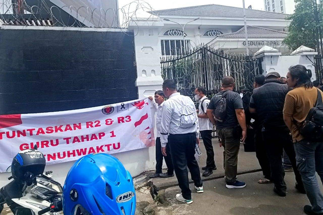 Sejumlah massa yang tergabung dari guru dan honorer menggelar aksi unjuk rasa di depan kantor DPRD Provinsi Jawa Barat, Senin (13/1/2025). Foto: Robby Bouceu/kumparan