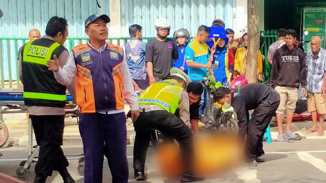 Petugas saat evakuasi jenazah korban kecelakaan lalu-lintas di Jalan Diponegoro, Bojonegoro Kota. Senin (13/01/2025). (Aset: Istimewa)