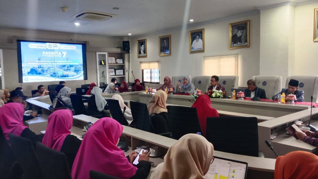 Rektor Unismuh Makassar Dr Abd Rakhim Nanda didampingi PLT Wakil Rektor I Dr Burhanuddin dan Wakil Rektor IV Dr Mawardi Pewangi membuka Kuliah Tamu bertajuk Penguatan Internsionalisasi Daya saing Global di Ruang Rapat Senat Lantai 17 Gedung Menara Iqra, Senin 13 Januari 2024. 