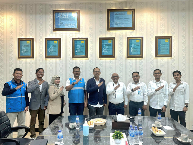 Foto bersama Manajemen PLN UID Kalimantan Barat dengan Manajemen PT Wilmar Cahaya Indonesia (WICA). Foto: Dok. PLN Kalbar